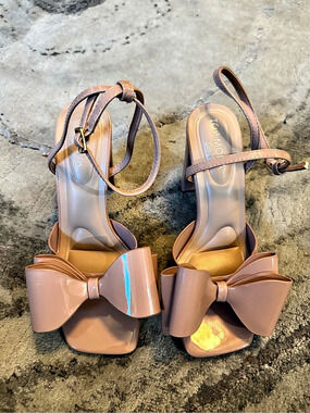 Top Moda Bow Heels in Tan Size 6